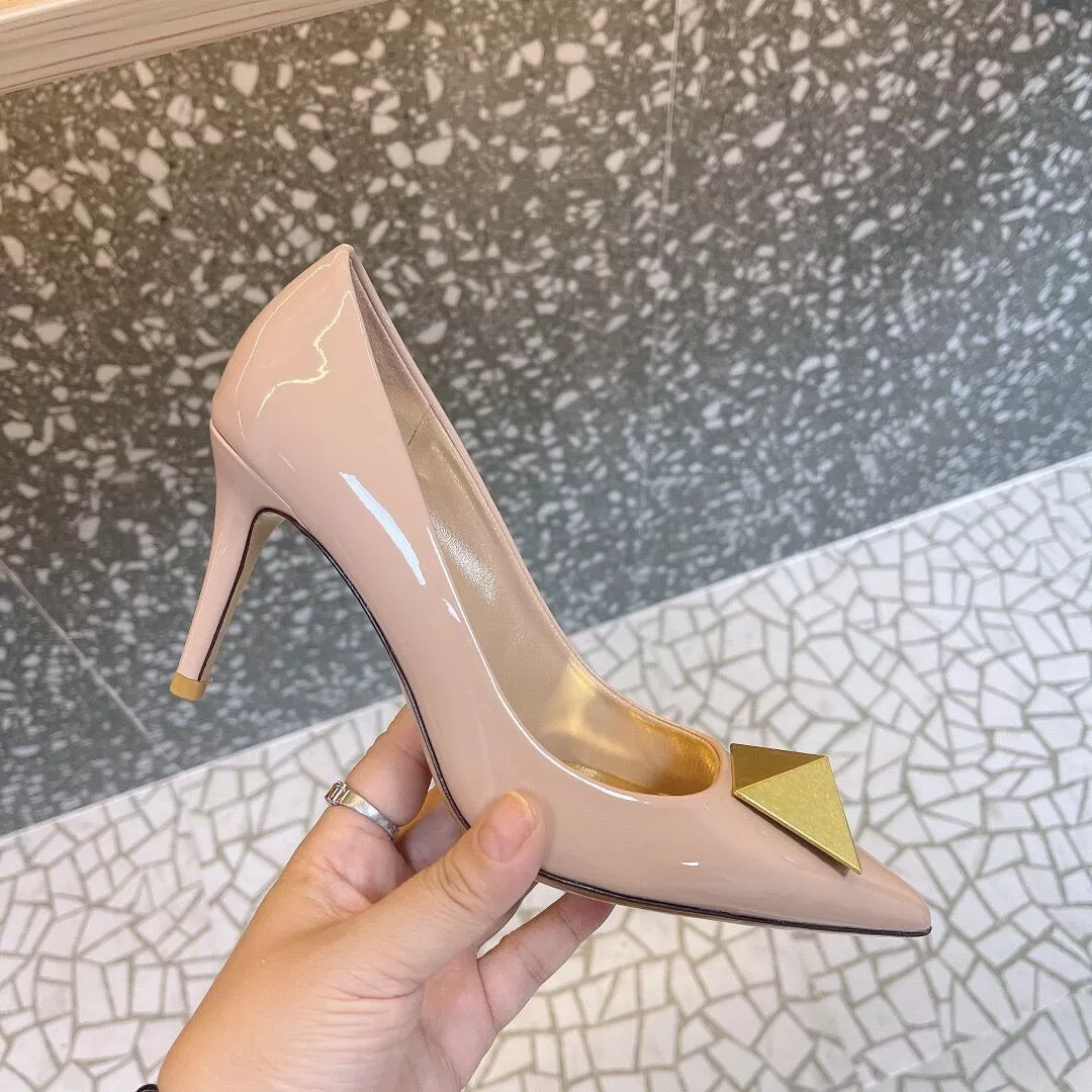 VALENTINO ONE STUD PATENT LEATHER PUMP 0117