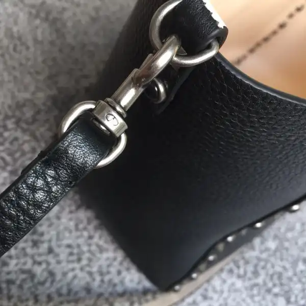 Official oldcobbler VALENTINO MEDIUM GRAIN CALFSKIN LEATHER ROCKSTUD BAG 0202