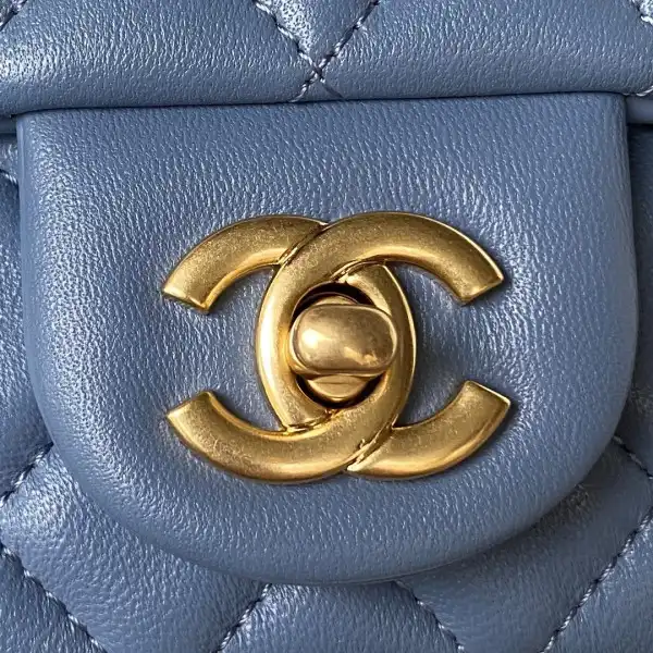 Official oldcobbler CHANEL FLAP BAG 17CM 0206